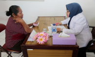 Dokter Ditjen SDPPI, Kemkominfo  dr.Sri Sustiyati (kanan) memeriksa pasien peserta pengobatan gratis di di desa  Kuanheun  Kecamatan Kupang Barat, NTT, Sabtu(5/9). Kementerian Komunikasi dan Informatika (Kominfo) mensiagakan  6 dokter pada kegiatan pengobatan bhakti sosial 4 diantaranya dari Kemkominfo dan 2 dari puskesmas setempat.