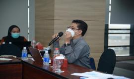 Koordinator Pelayanan I Nengah Suwardika saat menjawab beberapa pertanyaan yang diberikan oleh tim evaluasi dari KemenPANRB, Kamis (4/11).