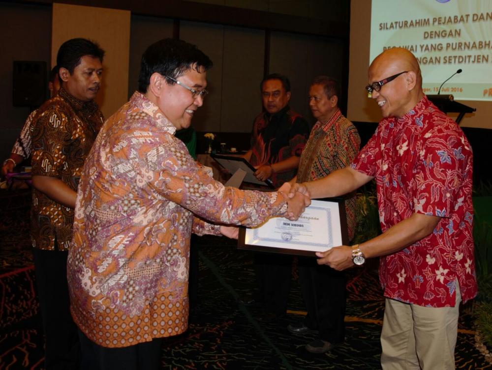 Sesditjen SDPPI menyerahkan piagam penghargaan kepada para pegawai purnabhakti 