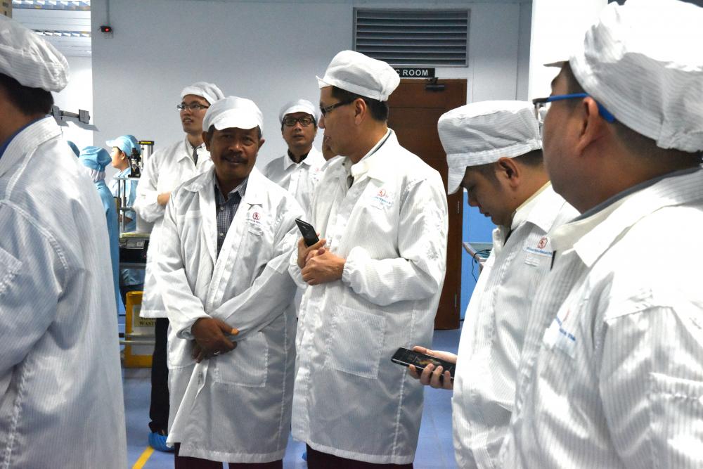 Direktur Standardisasi SDPPI, Bambang Suseno (tengah) didampingi oleh Direktor Opersional Pt. Sat Nusapersada Tbk Bidin Yusuf pada saat uji coba pengujian perangkat telekomunikasi di pabrikan.