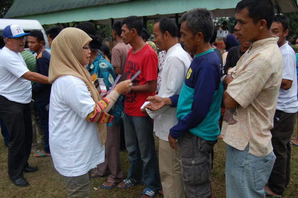 Keluarga Besar Postel menyerahkan bantuan kepada korban  banjir Garut, Jawa Barat (27/9). Kegiatan Bhakti Soisal tersebut merupakan keperdulaian dari Komunitas Postel terhadap sesama yang penggalangan dananya dilakukan pada peringatan Hari Bhakti Postel yang Ke 71