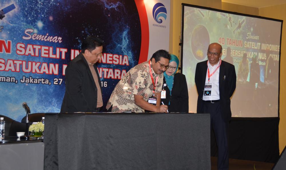 Dirjen SDPPI menandatangani Sampul Peringatan