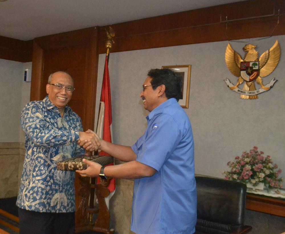 Titon Dutono (kanan) berjabat tangan dengan Dirjen SDPPI, Ismail (kiri). Titon memilih melepaskan jabatannya sebagai Direktur Penataan dan memilih kembali  Kampus ITS.