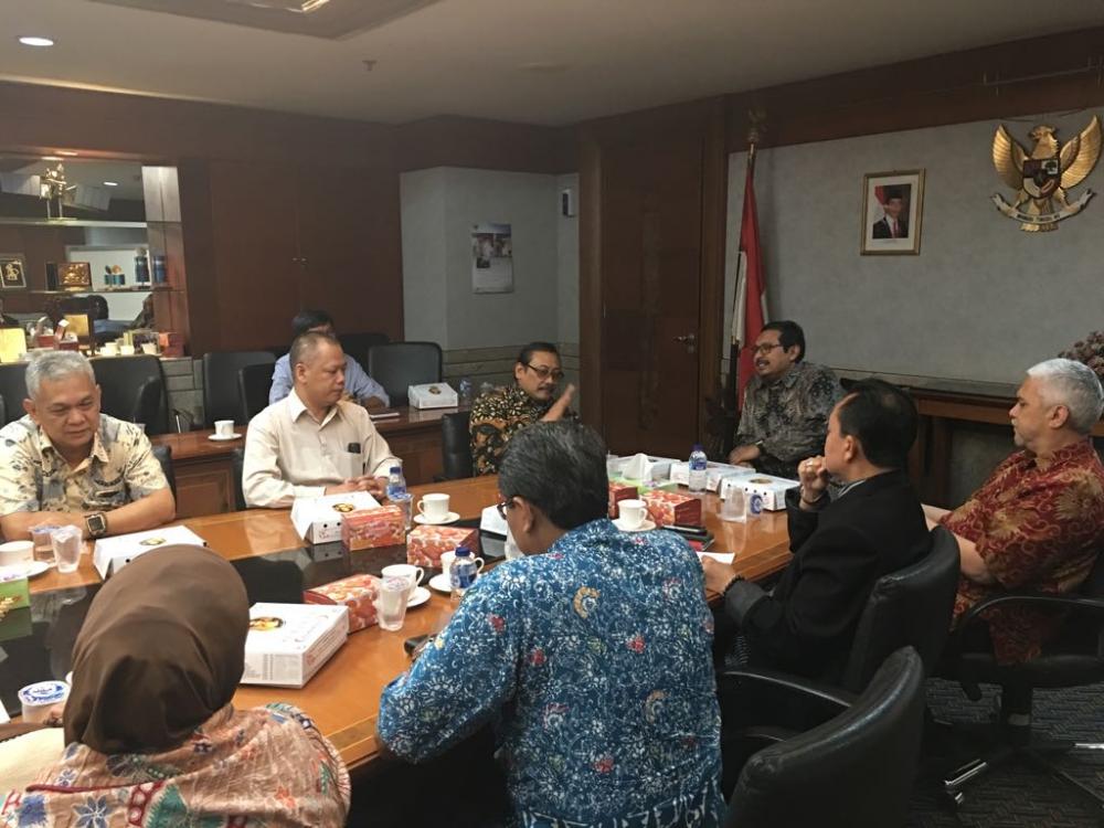 Dirjen SDPPI Ismail dan Kepala BSN Bambang Prasetya berbincang dalam rapat koordinasi perumusan SNI bidang TIK