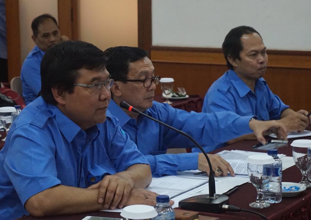 Sekditjen SDPPI, Sadjan yang juga ketua Pokja Peningkatan Kualitas Layanan Publik Kemkominfo (kiri) saat memimpin rapat persiapan Penillaian Mandiri Reformasi Birokrasi (PMPRB) di Bogor (12/4)