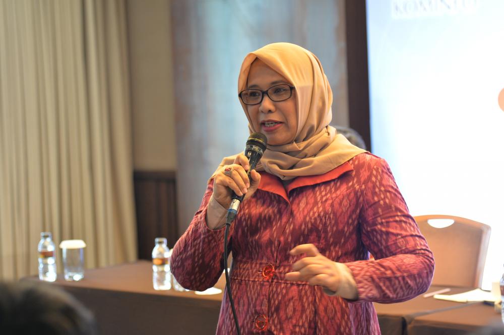 Kasubdit Harmonisasi Spektrum Frekuensi Radio Irawati Tjipto Priyanti saat menyampaikan masalah strong spillover frekuensi radio di perbatasan (25/4)