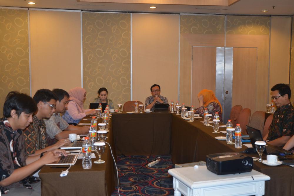 Kasubdit Standardisasi Teknologi Informasi Ditjen SDPPI Kemkominfo R. Rudy Herdarwin  (tengah-kanan) saat membuka rapat tindak lanjut Rancangan Peranturan Menteri (RPM) Standardisasi Infrastruktur Pusat Data di Bekasi, Jawa Barat, Jumat (19/5).