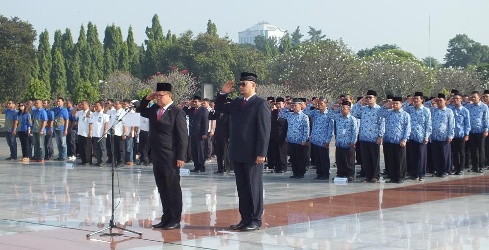 Menteri Komunikasi dan Informatika, didampingi Dirjen Aptika, Semmy Pangerapan, memberi penghormatan kepada para pahlawan