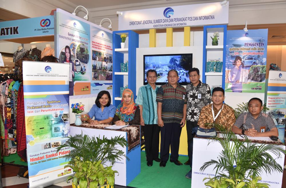 Kepala Balai Monitor Frekuensi Radio Batam, M. Azmi Ridho (tengah) berfoto bersama dengan petugas informasi Ditejn SDPPI