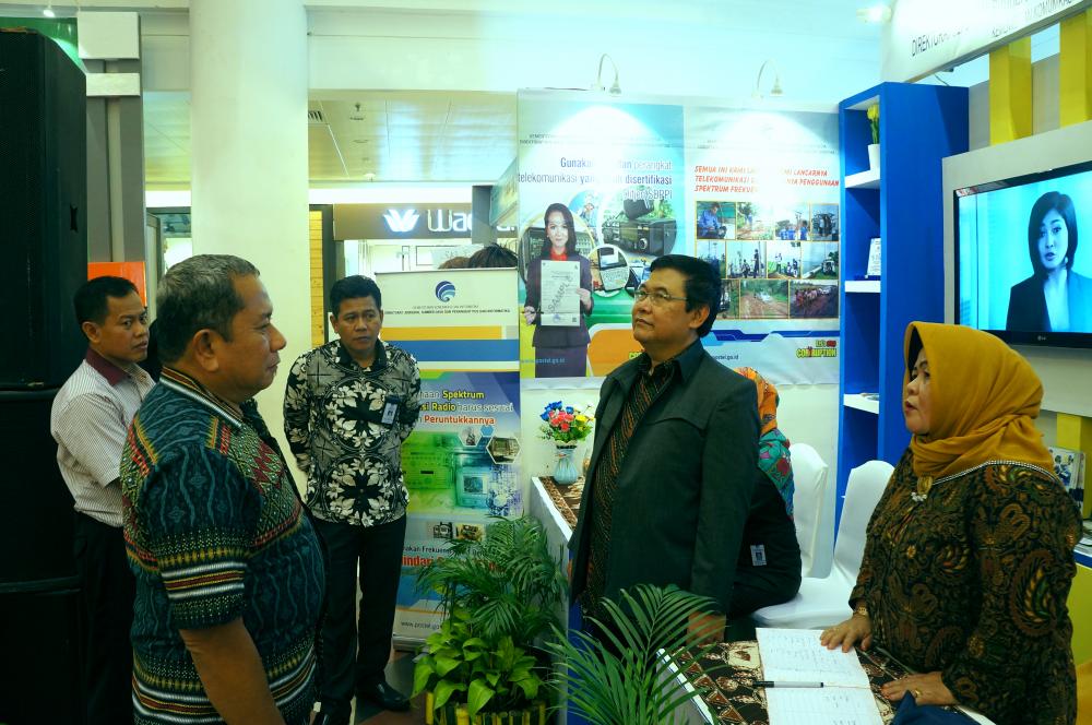 Sekditjen SDPPI, Sadjan (tengah) saat meninjau stand Ditjen SDPPI pada pameran Batam ITTEX Expo 2017 (10/8). Pada kunjungan tersebut  Sadjan memberikan apresiai kepada petugas informasi Ditjen SDPPI dalam melaksanakan tugasnya mulai tanggal 10 s.d 13 Agustus 2017.