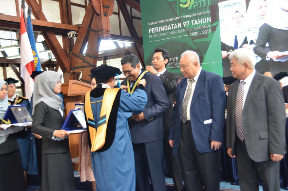 Direktur Jenderal Sumber Daya dan Perangakt Pos dan Informatika (Ditjen SDPPI) Kemkominfo Ismail pada Kamis (24/8) mendapatkan penghargaan dari Institut Teknologi Bandung (ITB) karena peran dan jasanya dalam pengembangan ilmu pengetahuan dan teknologi (Iptek).