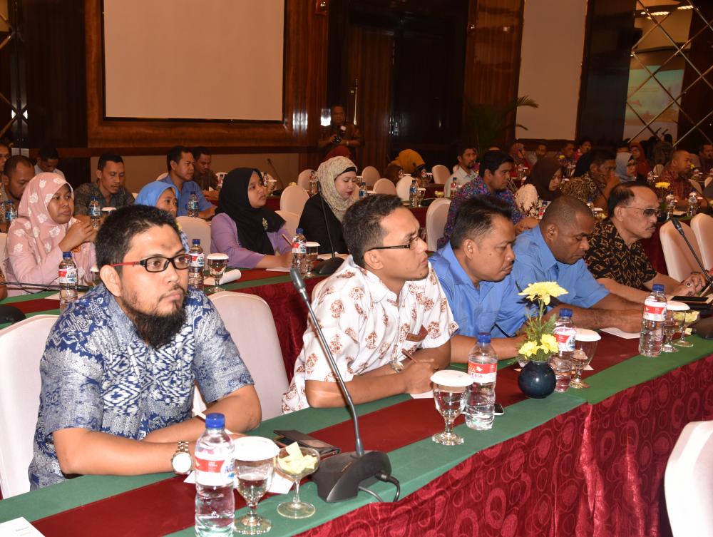 Tampak sejumlah peserta dari Unit Pelayanan Teknis Ditjen SDPPI mengikuti kegiatan Bimtek Kearsipan (6/9). Bimbingan teknis kearsipan yang diadakan selama dua hari, 6-7 September 2017, merupakan salah satu upaya meningkatkan pengetahuan dan keterampilan pengelolaan kearsipan di lingkungan Ditjen SDPPI.