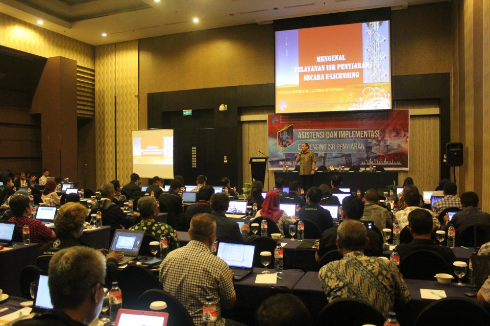 Direktur Operasi Sumber Daya, Rachmat Widayana, memberi sambutan dalam kegiatan asistensi e-licensing penyiaran