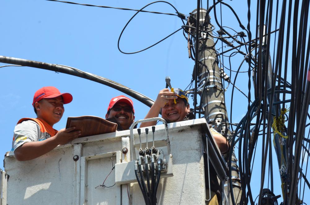 Dirjen SDPPI Ismail (tengah) dan Kepala Dinas Pekerjaaan Umum Kota Bandung, Iskandar Zulkarnain (kanan)melalukan pemotongan kabel secara simbolis