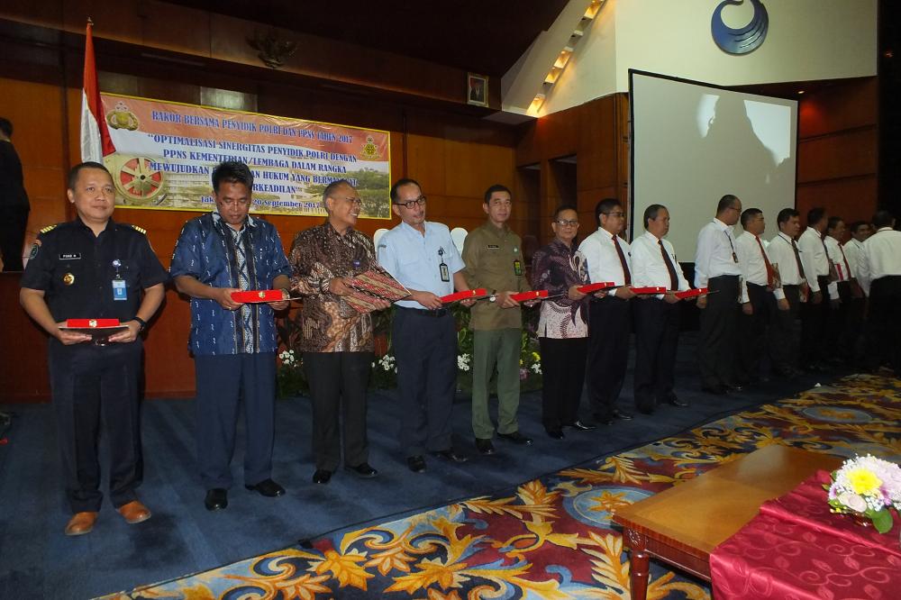 Plt. Direktur Pengendalian SDPPI, Sardjono (no.3 dari kiri) mewakili Ditjen SDPPI menerima penghargaan