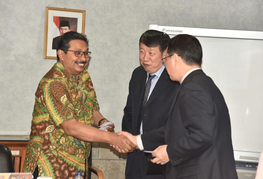 Dirjen SDPPI, Ismail (kiri) menerima kunjungan China Telecommunication Technology Lab (CTTL) ke kantor pusat Ditjen SDPPI  di Jakarta, Rabu (27/3) 