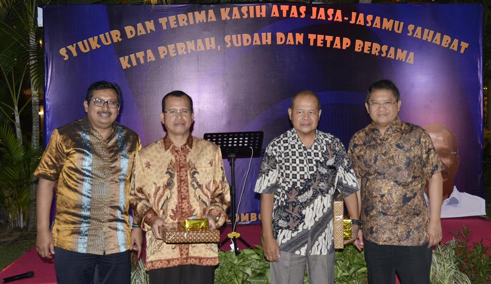 Menkominfo Rudiantara (kanan) dan Dirjen SDPPI Ismail (kiri) bersama Kabalmon Kelas I Jakarta Hercules Tupal Sitorus dan Kabalmon Kelas I Yogyakarta Slamet Wibowo, yang memasuki masa pensiun Mei 2018, dalam acara perpisahan disela Monev Capaian Kinerja Triwulan I 2018 Ditjen SDPPI di Mataram, Nusa Tenggara Barat, Jumat malam (4/5/2018).