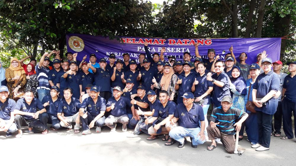 Direktur Jenderal Sumber Daya dan Perangkat Pos dan Informatika Ismail (tengah) menghadiri kerja bakti dan silaturahmi yang diadakan oleh Forum Penghuni Rumah Citeureup (FPRC) di Bogor, Jawa Barat (29/4).