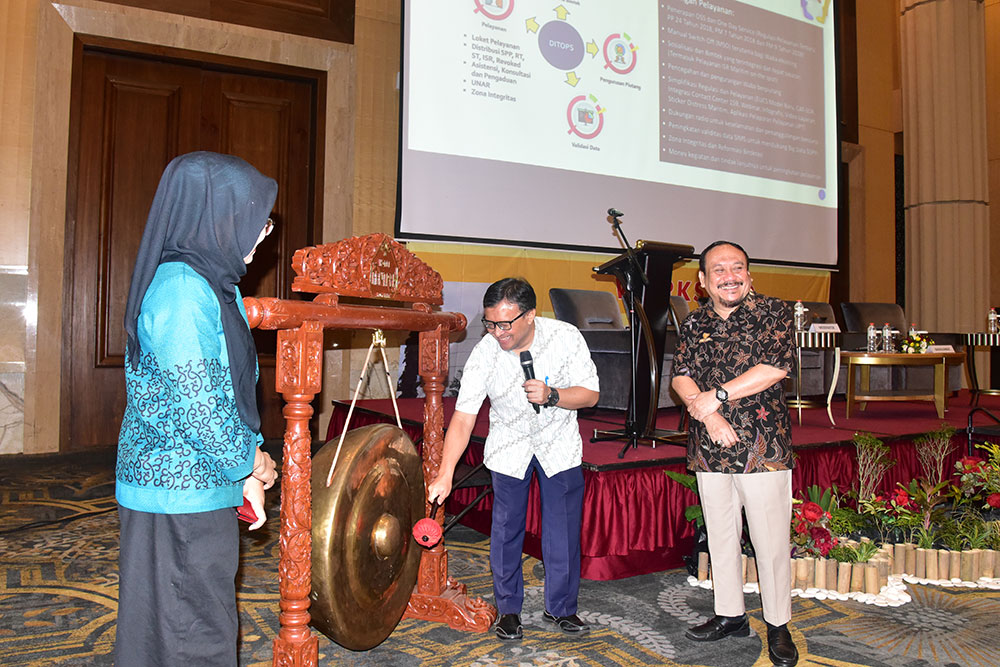 Direktur Operasi Sumber Daya, Ditjen SDPPI, Dwi Handoko memukul gong saat membuka Workshop Pelayanan Perizinan Spektrum Frekuensi Radio dan Sertifikasi Operator Radio di Yogyakarta, Kamis (25/10/2018).