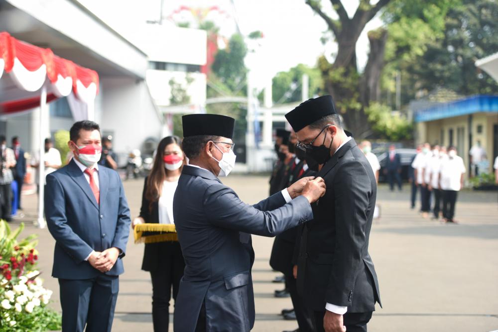 Menteri Kominfo menyematkan Tanda Kehormatan kepada satu dari 9 (sembilan) penerima penghargaan Satyalancana Pembangunan dan Satyalancana Wira Karya dalam Upacara Peringatan Hari Bhakti Postel ke-76, Senin (27/09/2021) bertempat di Lapangan Kemkominfo, Jakarta.