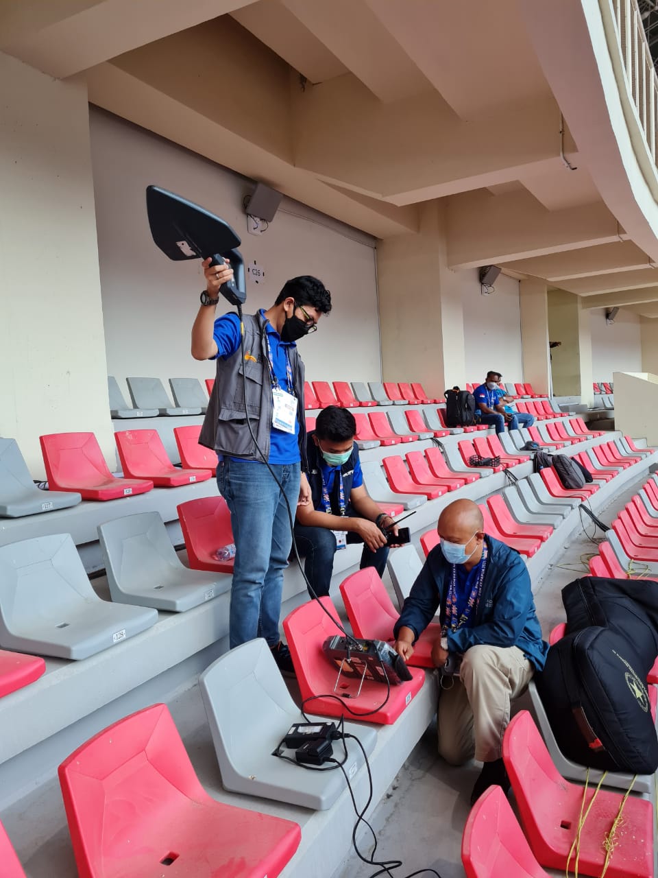 Tim Inner memonitor di dalam stadion dalam rangka pengamanan penggunaan spektrum frekuensi radio penyelnggaraan PON Papua (1/10/2021).