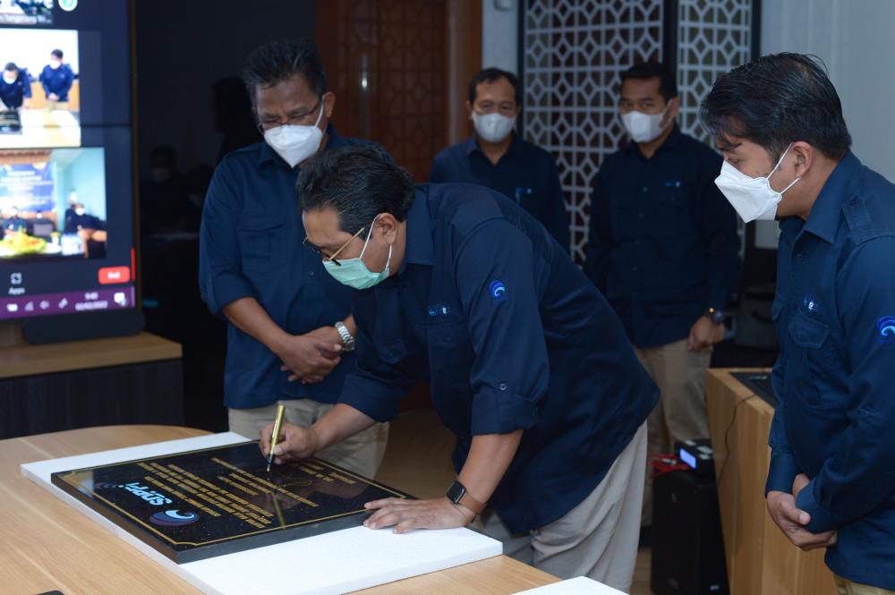 Dirjen SDPPI Ismail membubuhkan tandatangan di prasasti peresmian Gedung Kantor UPT Monitor SFR, didampingi Plt. Sesditjen SDPPI Sabirin Mochtar, dan perwakilan Balmon, Rabu (2/02/2022).