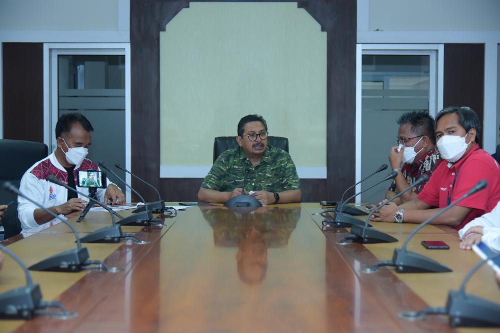 Dirjen SDPPI Ismail didampingi  Kepala Dinas Komunikasi Informatika dan Statistik Provinsi NTB  Najamuddin Amy dan Direktur Pengendalian SDPPI Sabirin Mochtar pada Jumpa Pers terkait infrastuktur TIK di NTB, Sabtu (19/03/2022).