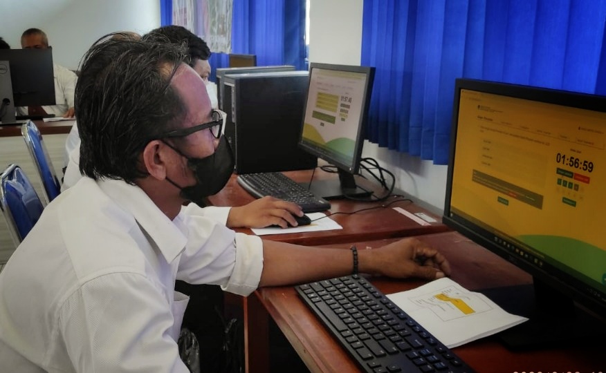 Tampak salah satu peserta sedang menegerjakan soal UNAR. Sebanyak 64 peserta mengikuti ujian UNAR yang diselenggarakan oleh Balai Monitor Spektrum Frekuensi Radio Kelas I Denpasar di Buleleng , Rabu (22/6/2022).