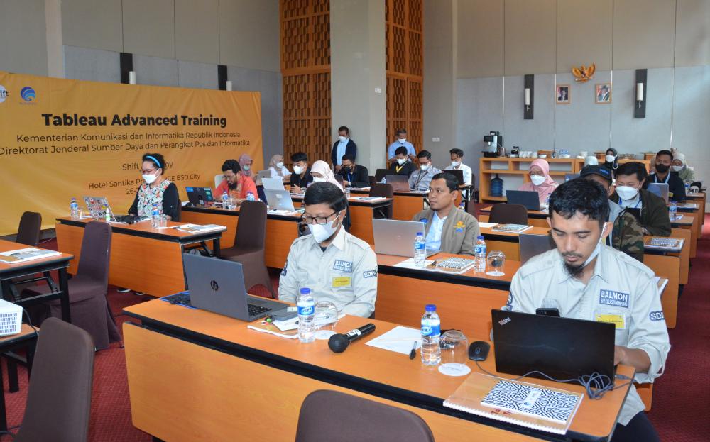 Para peserta training sedang menyimak dengan serius materi yang disampaikan narasumber.