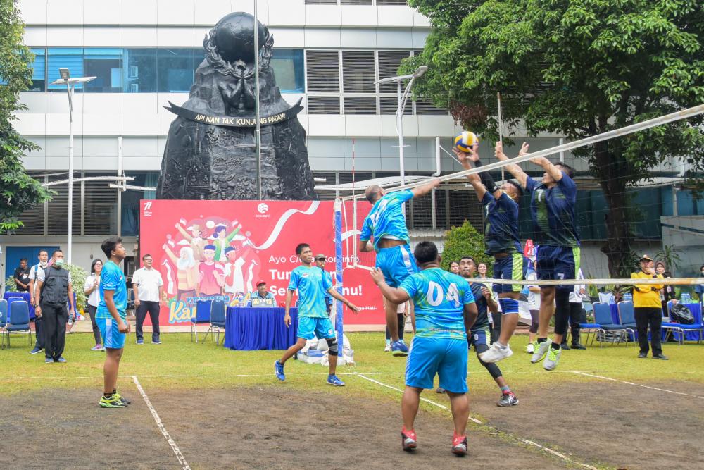 Adhi Nugroho melakukan smash ke tim lawan saat Ditjen SDPPI menghadapi Tim SOC, Senin (12/09/2022).