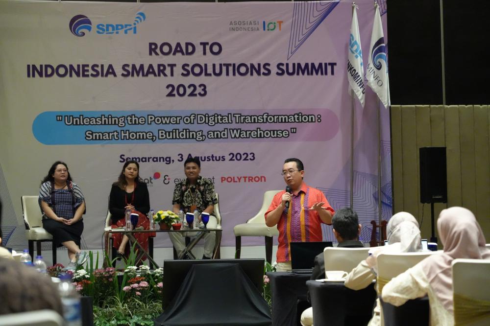 Para Narasumber dan Moderator dalam kegiatan Indonesia Smart Solutions Summit 2023 untuk kembangkan industri IoT pada smart home, bulding, dan warehouse, Kamis (3/08/2023).