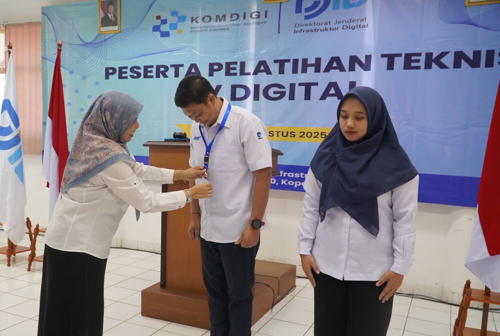 Koordinator Koordinator SDM dan Organisasi, Siti Khodijah menyematkan tanda peserta pada perwakila peserta pelatihan TV Digital sebagai simbol dimulianya kegiatan Pelatihan di  Wisma PPSDM. Senin (25/08/2025)