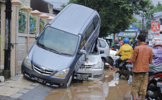 Ilustrasi: Sumber ilustrasi: http://data.tribunnews.com/foto/bank/images/20140116_173007_mobil-bertumpuk-manado