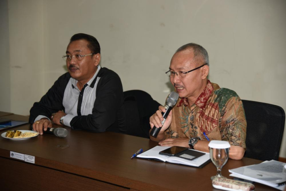 Ilustrasi: Kepala Bagian Umum &amp; Organisasi, Bambang Sugiyarto (kiri) didampingi Kasubag Tata Usaha Setditjen SDPPI (kanan) memberikan penjelasan mengenai Quick Wins