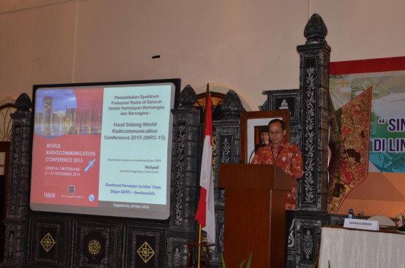 Ilustrasi: Kepala Subdirektorat Pengelolaan Orbit Satelit, Mulyadi menjadi pembicara pada Lokakarya Ditjen SDPPI 2016 dengan judul paparan World Radiocommunication Conference 201 (25/5)