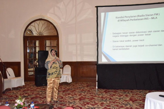 Ilustrasi: Irawati T Priyanti, Kepala Sub Direktorat Harmonisasi Teknik Spektrum, memaparkan kondisi penyiaran di perbatasan pada Working Group (WG) bidang seluler dan penyiaran (26/5).