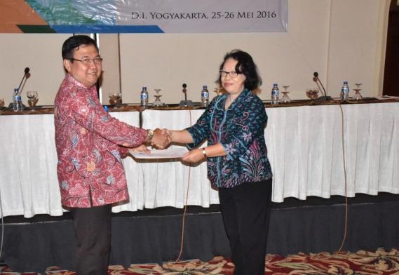 Ilustrasi: etditjen SDPPI, Sadjan (kiri) menerima hasil rekomendasi Working Group (WG) bidang Pengawasan dan Pengendalian Alat dan Perangkat Telekomunikasi yang diserahkan  oleh ketua WG, Sri Rahayu (26/5)