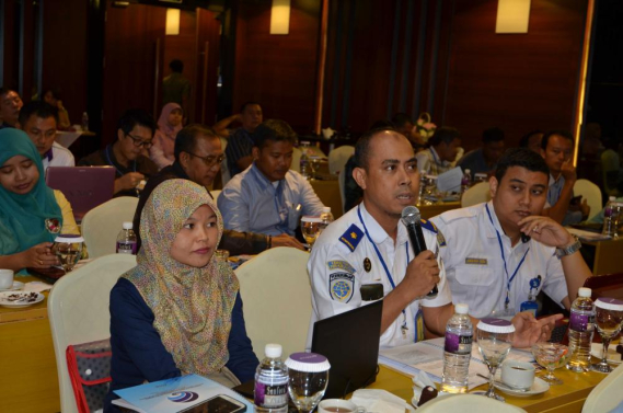 Ilustrasi: Salah seorang peserta Bimtek sedang mengajukan pertanyaan pada sesi diskusi . Kegiatan   Bimbingan dan Koordinasi Teknis Implementasi E-Licensing Proses Pelayanan Perizinan Spektrum Frekuensi Radio (SFR) Maritim kegitan tersebut dilaksanakan di Wilayah Batam, Kepulauan Riau (30/5)