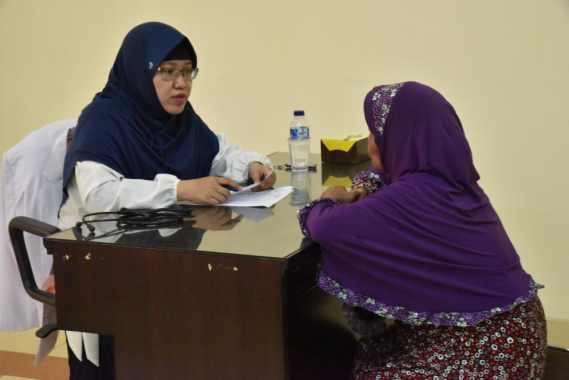 Ilustrasi: Dr Sri (Dokter Ditjen SDPPI) sedang memerikasa pasien lanjut usia. Pemeriksaan dan pengobatan gratis diselenggarakan dalam rangka peringataan Hari Kebangkitan Nasional (31/5)