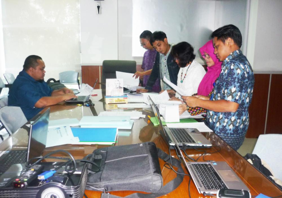 Ilustrasi: Biro Umum dan Setditjen Tinjau Arsip Balmon Surabaya. Tim peninjau juga melakukan simulasi penanganan arsip dengan membuat daftar arsip aktif, arsip inaktif, dan arsip usul musnah atau yang mencatat dokumen layak penyusutan/pemusnahan sesuai Jadwal Retensi Arsip (JRA) Kementerian Kominfo.