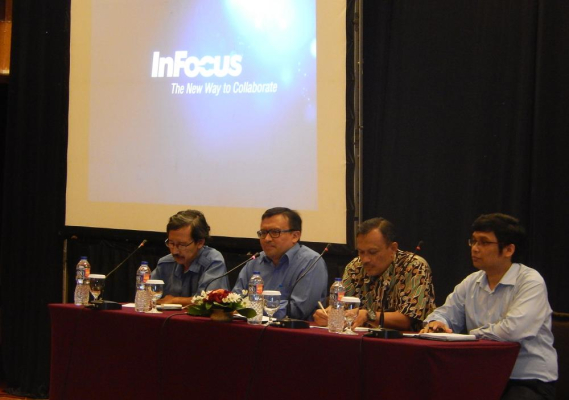 Ilustrasi: Direktur Pengendalian SDPPI Dwi Handoko (kedua dari kiri) membuka rapat Design Review Meeting, Senin (8/8). Kegiatan DRM yang diselenggarakan dari 8 hingga 12 Agustus 2016 itu membahas hasil survei lapangan di 64 lokasi di seluruh Indonesia dan menghasilkan kesepakatan lokasi dan detil teknis terkait instalasi perangkat SMFR Transportable yang akan segera dibangun.