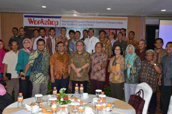 Ilustrasi: Direktorat Operasi  Sumber Daya Ditjen SDPPI, Rachmat Widayana (tengah) photo bersama pada dengan peserta workshop manajemen pelayanan perizinan spektrum frekuensi radio (SFR) dan sertifikasi operator radio (SOR) di Surabaya, Jawa Timur. (8/9). Kegiatan tersebut  diselenggarakan dalam upaya mewujudkan zona integritas WBK dan WBBM itu diikuti Unit Pelaksana Teknis (UPT) Monitor Spektrum Frekuensi Radio Ditjen SDPPI dari seluruh Indonesia.