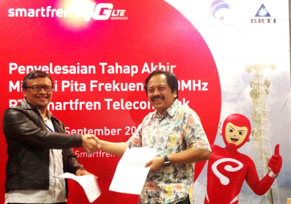 Ilustrasi: Direktur Pengendalian SDPPI Dwi Handoko berfoto bersama dengan Presiden Direktur PT Smartfren Telecom Tbk Merza Fachys. Pemerintah memutuskan PT Smartfren Indonesia untuk bermigrasi dari band B ke band A, mengingat frekuensi 800 Mhz akan digunakan untuk jaringan bergerak seluler di wilayah pedesaan oleh PT Telkomsel.