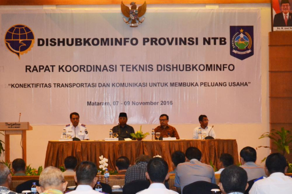 Ilustrasi: Direktur Pengendalian SDPPI, Dwi Handoko (kedua dari kiri) mewakili Kemkominfo dalam Rakornis Diskominfo Nusa Tenggara Barat di Senggigi, Selasa (8/11), memaparkan empat fokus utama pembangunan bidang telekomunikasi 2015-2019. Empat fokus itu, pertama, pembangunan infratruktur broadband, kedua adalah cyber security, e-government, dan e-commerce, ketiga, penyelesaian migrasi TV analog ke digital, dan keempat, government public relation (kehumasan pemerintah).