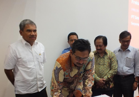 Ilustrasi: Dirjen SDPPI Ismail, didampingi Ka. UPT Monitor SFR Surabaya, Ka. UPT Jakarta, dan Dirut PT. Smart Telecom dalam Switch Off Pita Frekuensi 1900 MHz