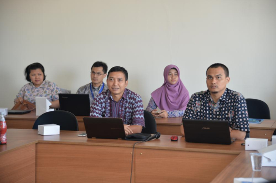 Ilustrasi: Kasubag Kerja Sama Bagian Hukum, Ditjen SDPPI, Anak Agung Gede Oka (kiri) memberi penjelasan mengenai pedoman kegiatan fora internasional yang kemudian akan dituangkan dalam surat edaran Dirjen SDPPI. Ciputat (20/1)