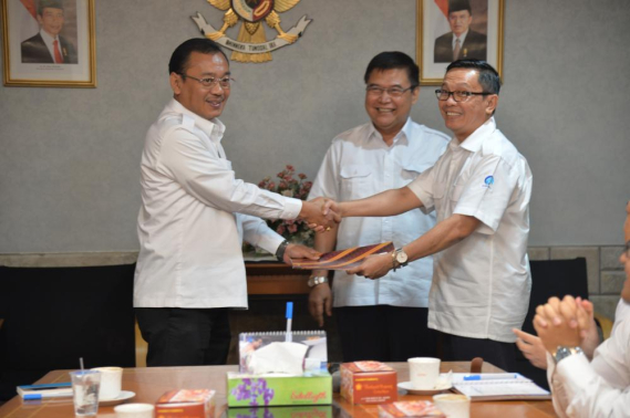 Ilustrasi: Bambang Sugiyarto (kiri)  meyerahkan terimakan jabatan kepala Bagian Umum dan Kepegawaian, Setditjen SDPPI ke Hasyim Fiater (kanan) disaksikan oleh Sekditjen SDPPI, Sadjan. Hasyim Fiater sebelumnya menjabat Kepala Bidang Pelayanan BBPPT sedangkan Bambang Sugiayarto sekarang menjabat Kasubdit Sertifikasi dan Data Perangkat Pos, Telekomunikasi dan Informatika, Direktorat Standardisasi PPI (6/02)