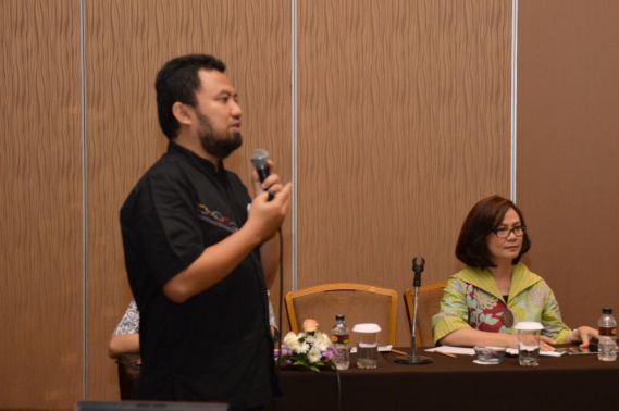 Ilustrasi: Ketua WG 2, Jenny M. Lumingkewas (kiri) saat memimpin working Group2