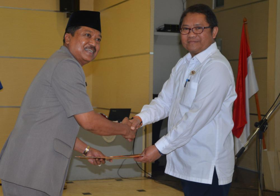 Ilustrasi: Menteri Kominfo menyerahkan naskah pengukuhan kepada Ketua Umum RAPI 2016-2012