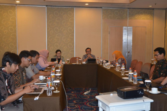 Ilustrasi: Kasubdit Standardisasi Teknologi Informasi Ditjen SDPPI Kemkominfo R. Rudy Herdarwin  (tengah-kanan) saat membuka rapat tindak lanjut Rancangan Peranturan Menteri (RPM) Standardisasi Infrastruktur Pusat Data di Bekasi, Jawa Barat, Jumat (19/5).